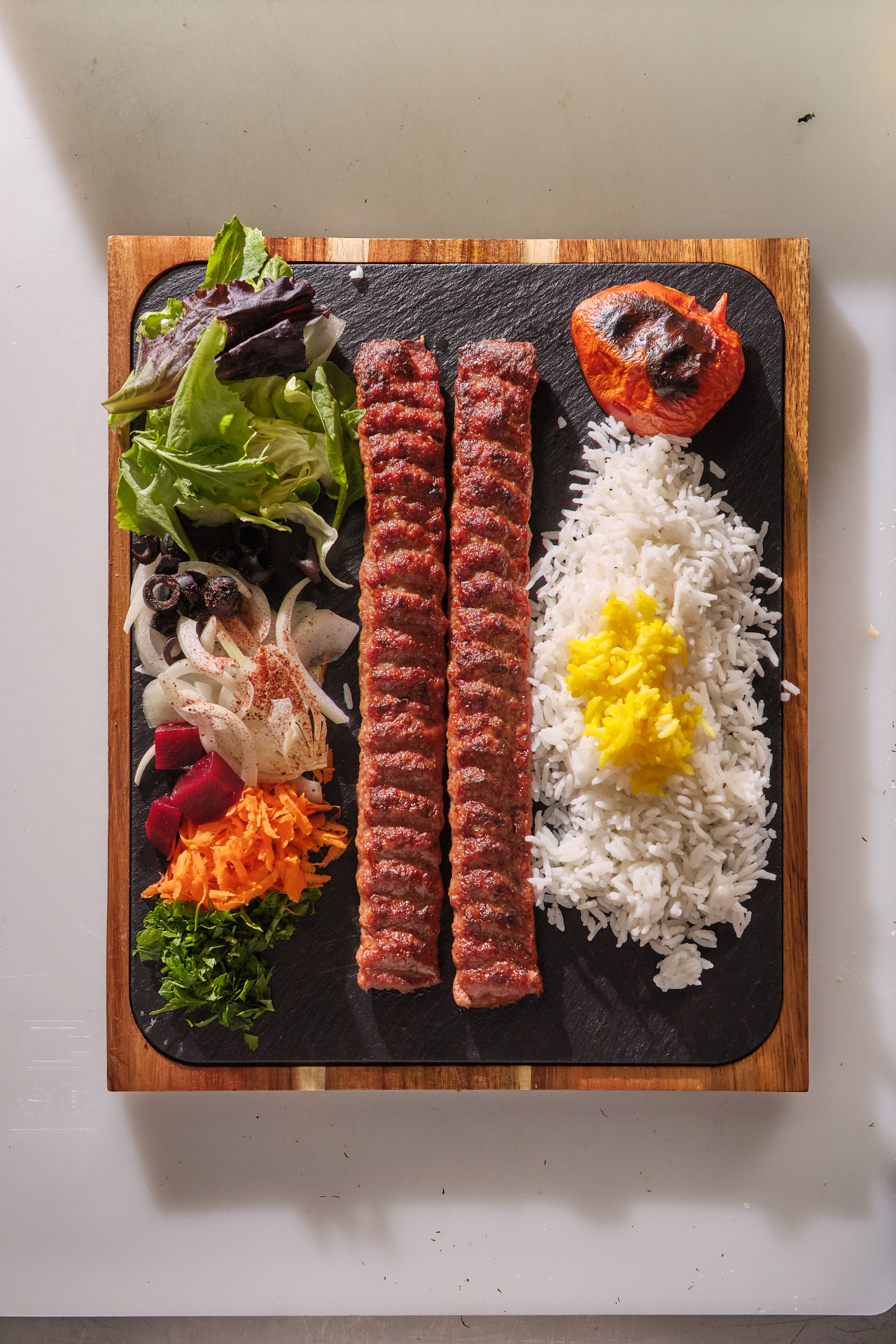 Kebab koobideh con arroz basmati y verduras frescas