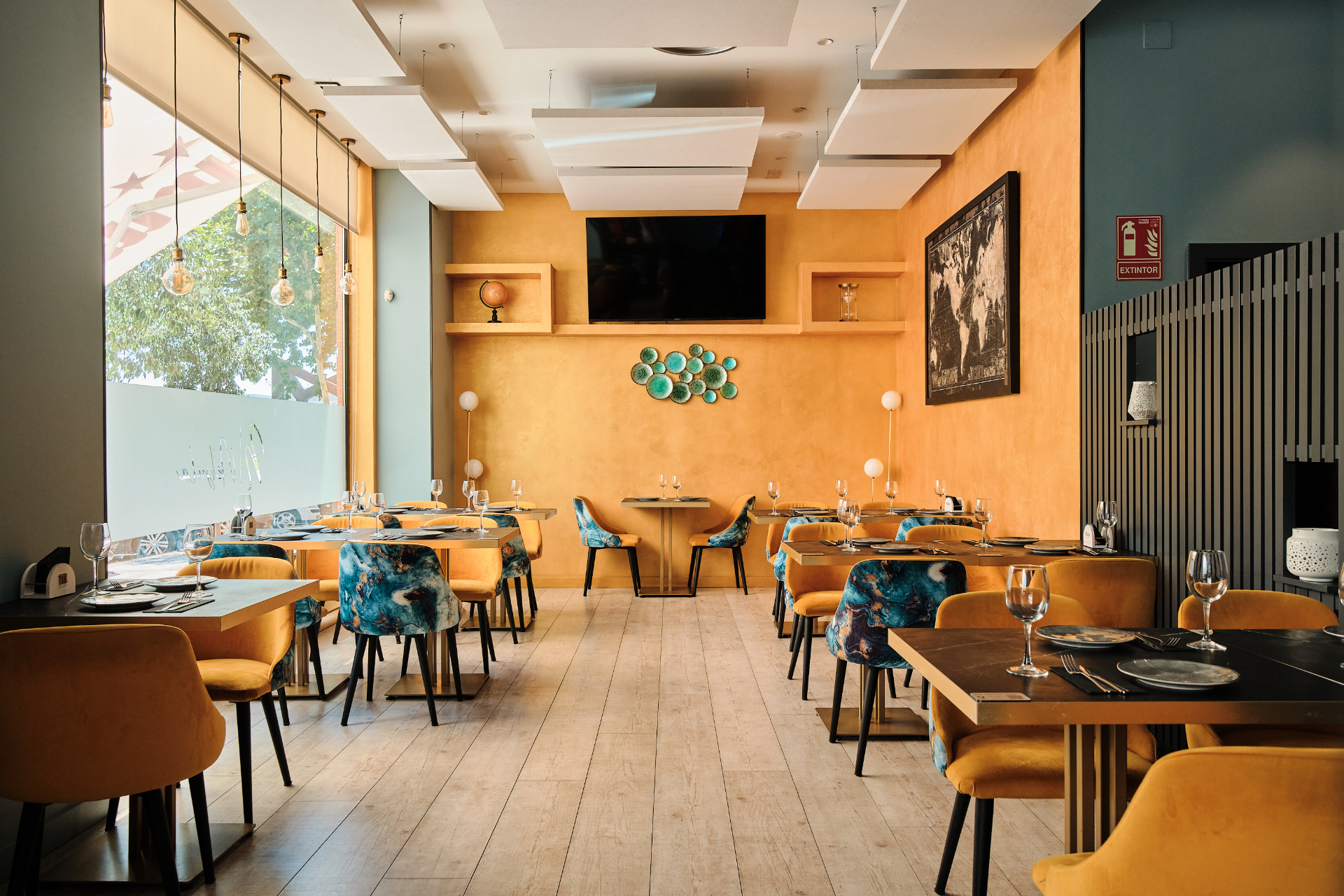Sala comedor con paredes ocres y sillas persas
